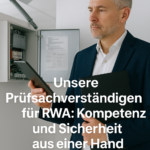 Ein Mann in einem Anzug hält ein Klemmbrett in der Hand und steht neben einem offenen Bedienfeld. Über dem Bild erscheint ein deutscher Text über RWA-Experten.